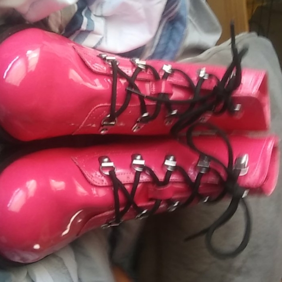 Pair of shoes - Picture 2 of 2